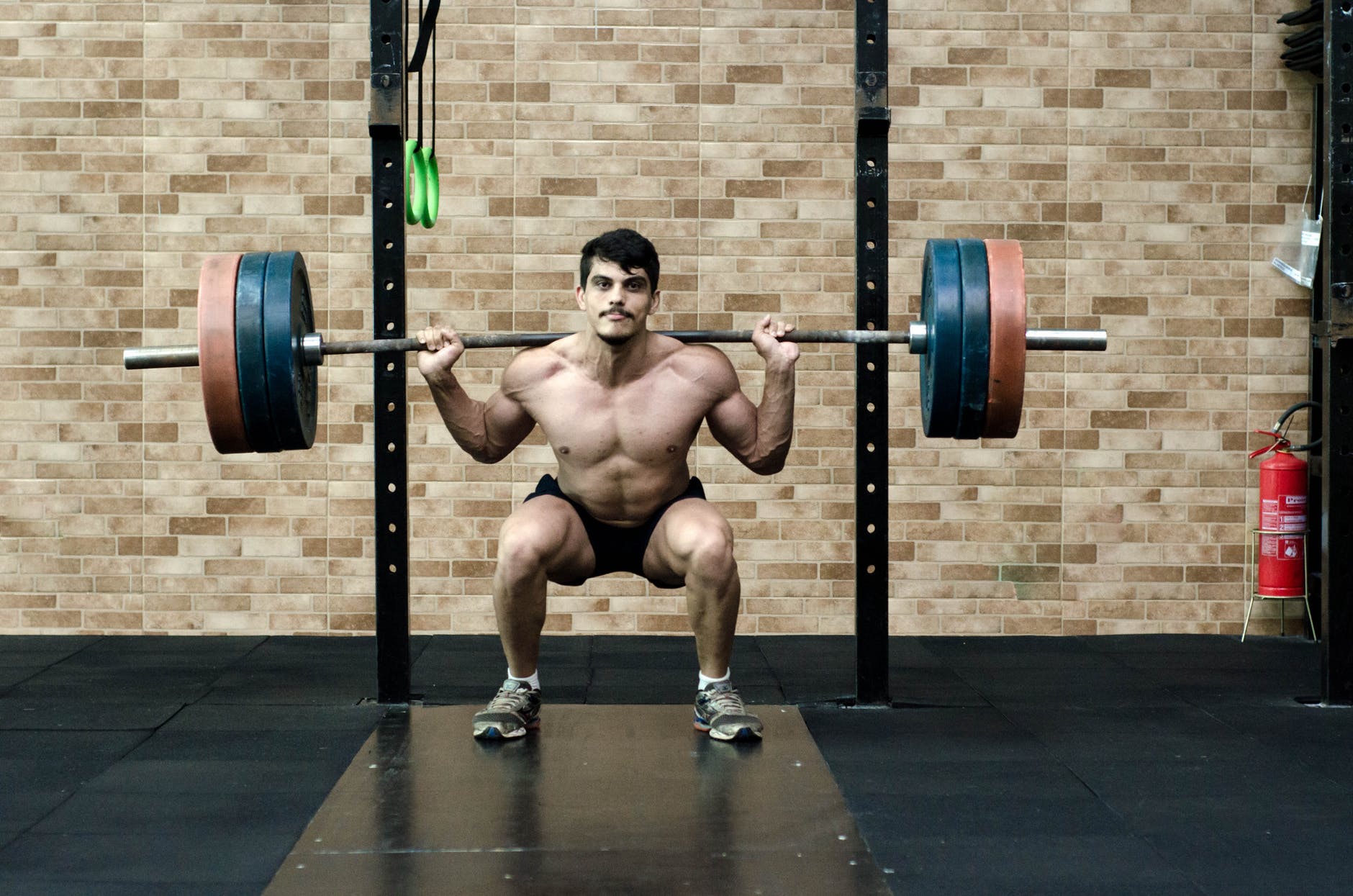 man lifting barbell